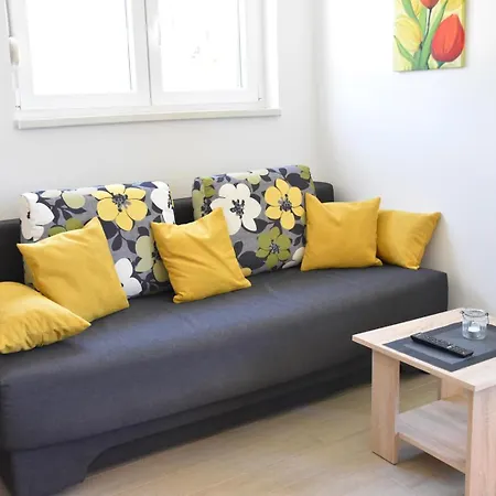 Apartment Luger 1. Stock Razanj