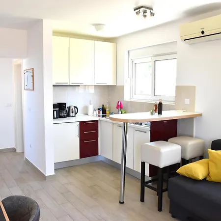 Apartment Luger 1. Stock