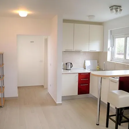 Apartment Luger 1. Stock