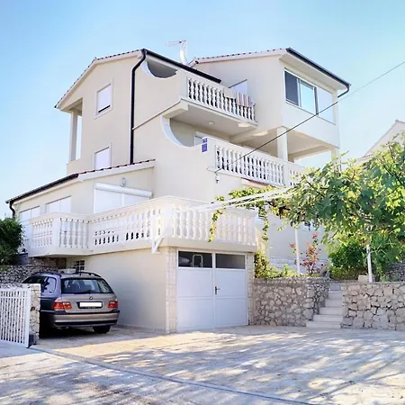 Apartment Luger 1. Stock Razanj
